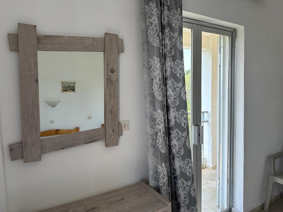 Full House Kavos Hotel Bagian luar foto