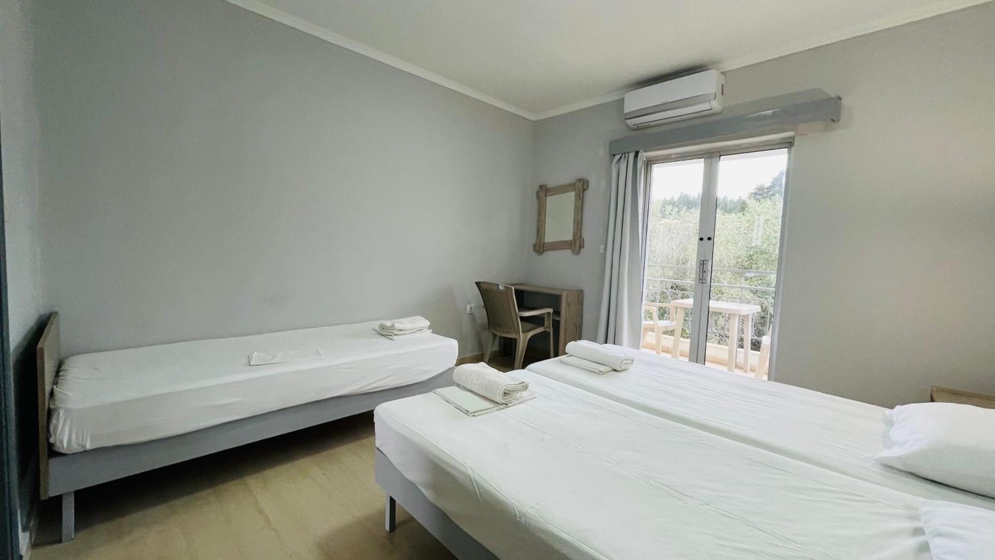 Full House Kavos Hotel Bagian luar foto