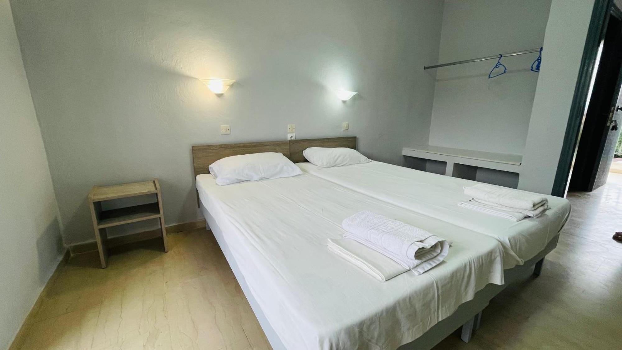 Full House Kavos Hotel Bagian luar foto