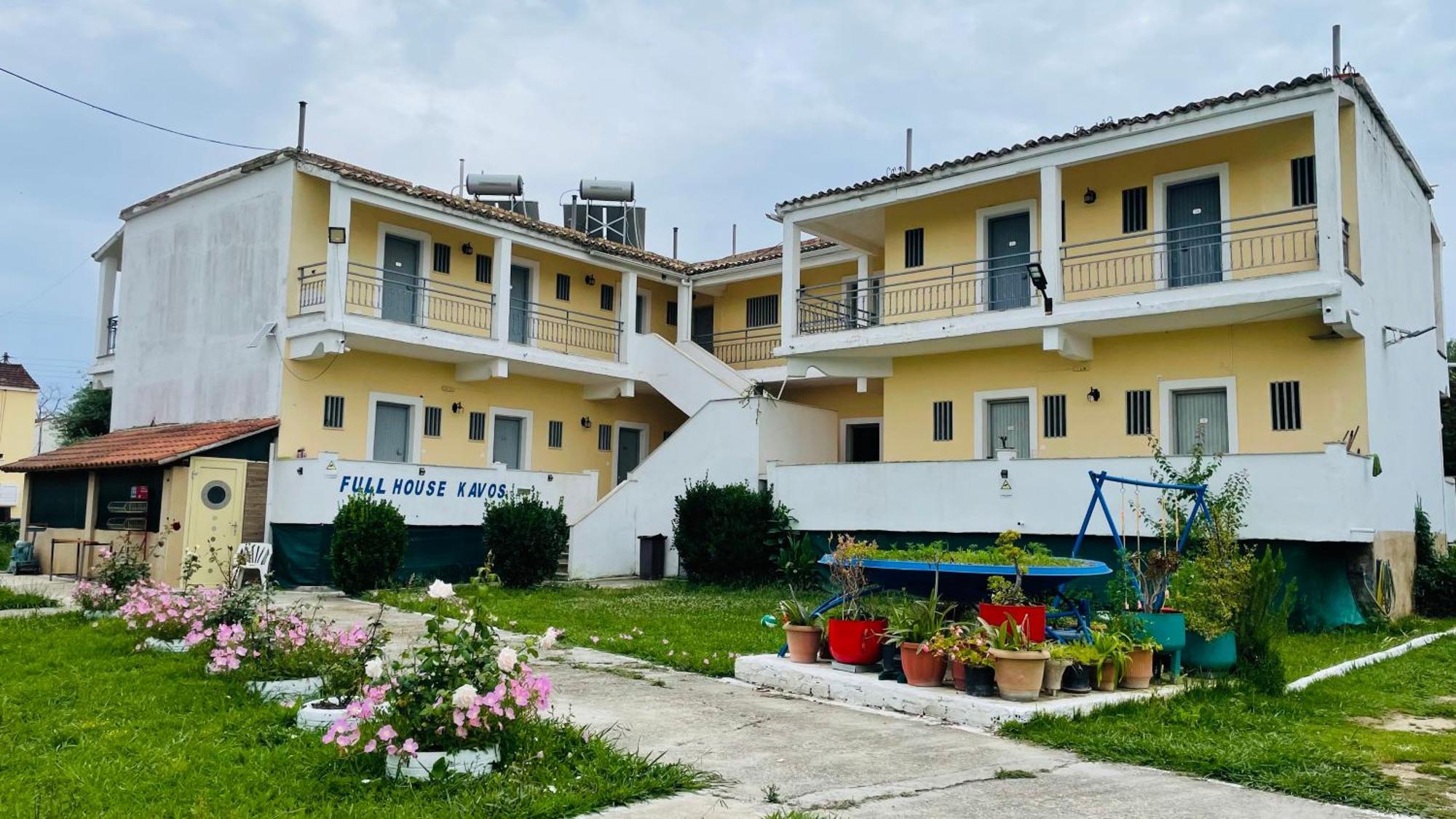 Full House Kavos Hotel Bagian luar foto